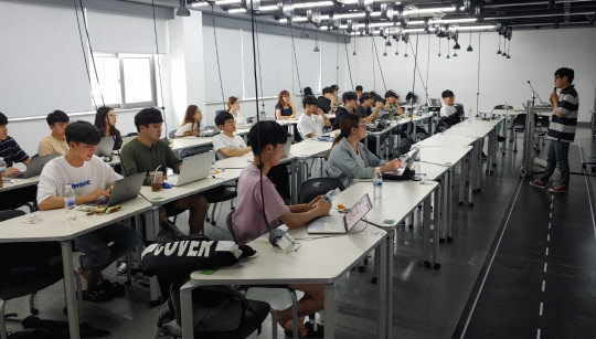 GS네오텍이 한동대학교에서 진행한 AWS 여름캠프에 참가한 학생들이 강의를 듣고 있다. GS네오텍 제공